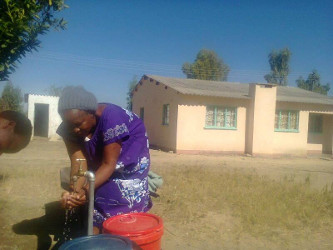 140627_Mrs Chiwuswa- washings hands-250