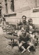 Innenhof Alt-Moabit 89-90 im Jahr 1948: Das Mädchen links ist Strzelczyks Mutter