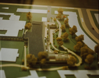 Offizielles Modell der geplanten Bebauung: „Haus des älteren Bürgers“ im Essener Park (Anklicken vergrößert)
